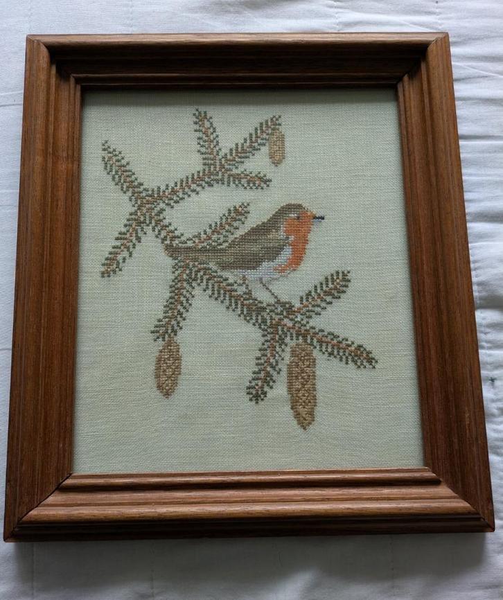 Vintage geborduurd schilderij met roodborstje op dennenboom, Huis en Inrichting, Woonaccessoires | Schilderijen, Tekeningen en Foto's