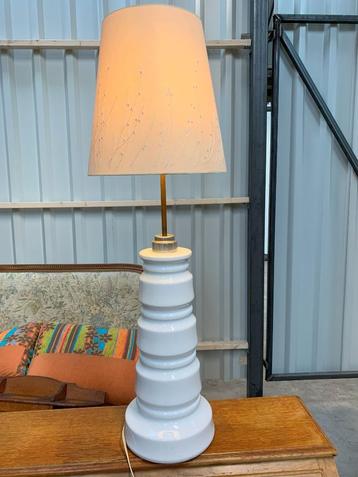 Porseleinen lamp. Hoogte - 104 cm. Het kan geleverd worden. beschikbaar voor biedingen