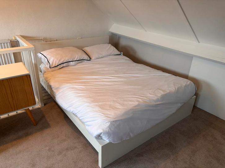 Twijfelaar/tweepersoonsbed - IKEA MALM onderstel, Huis en Inrichting, Slaapkamer | Bedden, Gebruikt, Twijfelaar, 140 cm, Hout