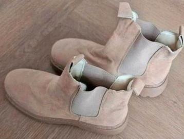 Slip-on orthopedische dames winterlaarzen zonder veters. beschikbaar voor biedingen
