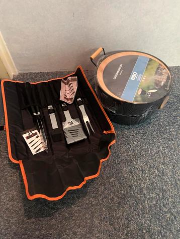 Barbecue met barbecue-set beschikbaar voor biedingen