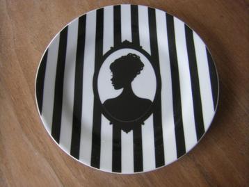 Bordje/ serveerschaaltje. beschikbaar voor biedingen