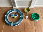 Eet en water bakjes en speel accessoires voor de kat., Ophalen, Zo goed als nieuw