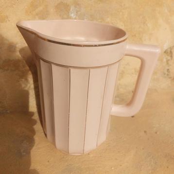 Roze lampetkan met goudkleurige randen beschikbaar voor biedingen