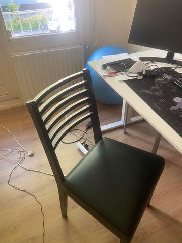 4 eetkamerstoelen   beschikbaar voor biedingen
