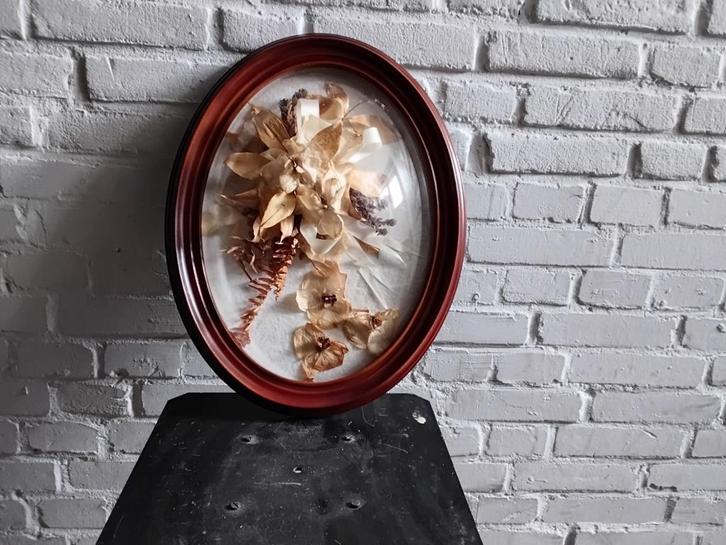 Geprepareerde bloemen in ovale lijst met kunststof bol, Huis en Inrichting, Woonaccessoires | Lijsten, Ophalen