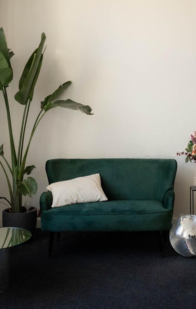 Donkergroen 2 persoons bankje, ook geschikt als trouwbankje, Huis en Inrichting, Banken | Sofa's en Chaises Longues, Gebruikt