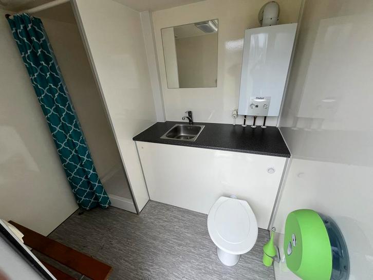 Toiletwagen met douche mobiele badkamer, Hobby en Vrije tijd, Feestartikelen | Verhuur, Overige, Ophalen