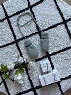 ZGAN groen gebreid Hema handschoenen baby 9-12M met koord, Jongetje of Meisje, Wanten, Ophalen of Verzenden, Zo goed als nieuw