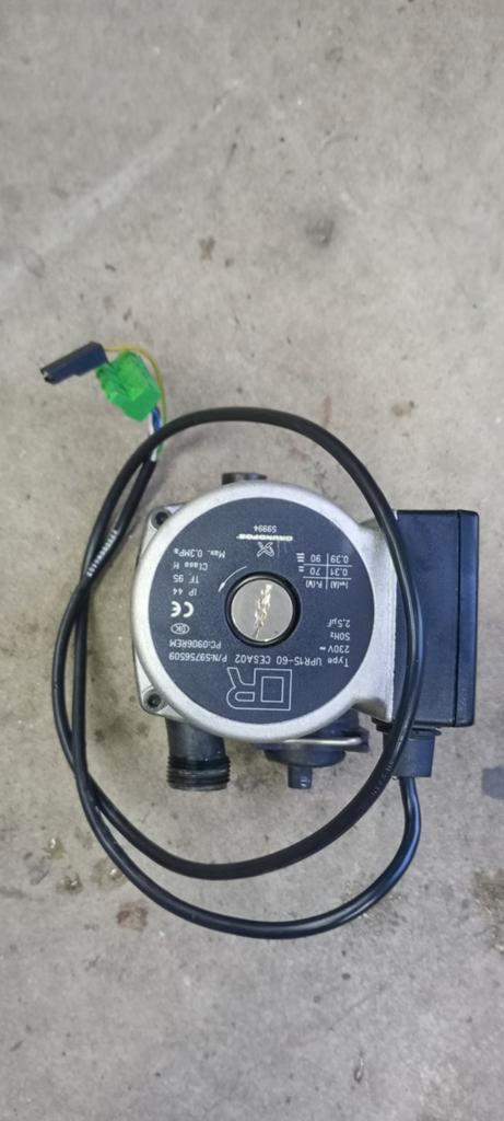 Grundfoss UPR15-60 circulatie pomp behuizing Remeha Avanta, Doe-het-zelf en Verbouw, Verwarming en Radiatoren, Zo goed als nieuw