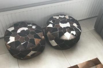 Twee ronde leren poefs van koeienhuid– zonder vulling beschikbaar voor biedingen