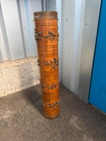 Antieke behangrol met koperen reliëf beschikbaar voor biedingen