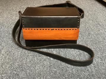 Vintage leren handtas met hout beschikbaar voor biedingen