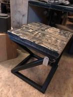 Oud houten bijzettafel met ijzeren onderstel, Minder dan 55 cm, Gebruikt, Vierkant, Hout