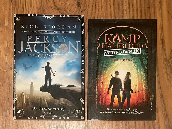 Percy Jackson & Kamp Halfbloed vertrouwelijk - Rick Riordan, Boeken, Fantasy, Gelezen, Ophalen of Verzenden
