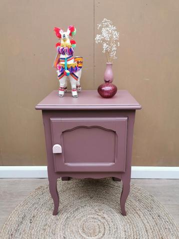 Nachtkastje Full Plum beschikbaar voor biedingen