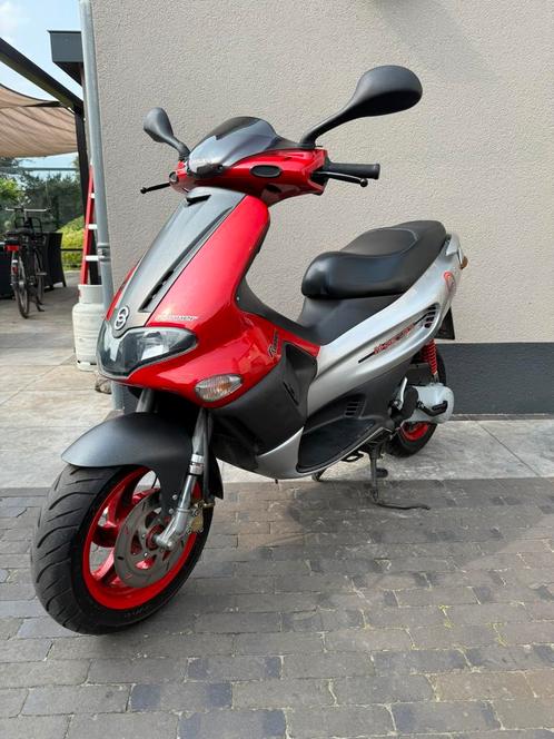 ⭐️Gilera runner 50cc sp pro Brom Nieuwstaat 14000 km⭐️, Fietsen en Brommers, Scooters | Piaggio, Zo goed als nieuw, Overige modellen