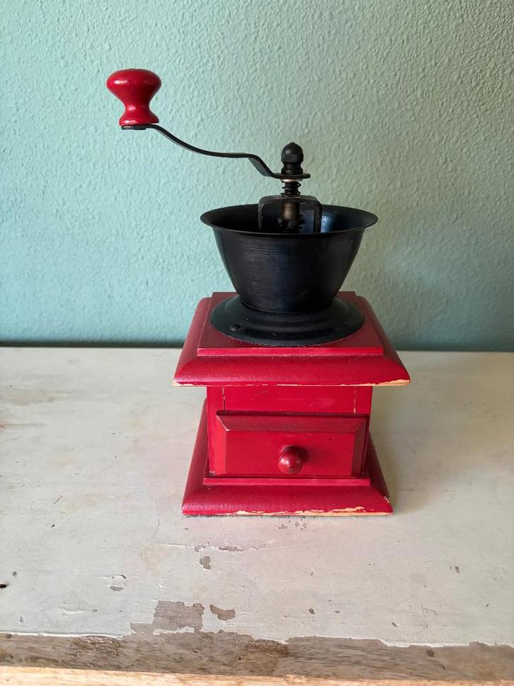 Vintage Koffiemolen – Rood Hout & Metaal, Antiek en Kunst, Antiek | Keukenbenodigdheden, Ophalen of Verzenden