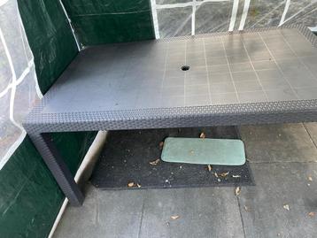 Tuintafel beschikbaar voor biedingen