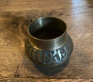 Klein messing schaaltje met decoratie beschikbaar voor biedingen