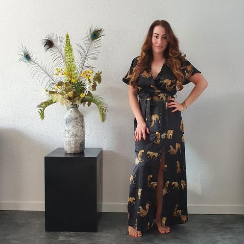 Zwarte lange jurk met tijgers (One Size), Kleding | Dames, Jurken, Nieuw, Maat 38/40 (M), Zwart, Onder de knie, Verzenden