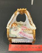 Antiek Porseleinen Bedje met Baby en Hondje. Sieradendoosje., Verzenden