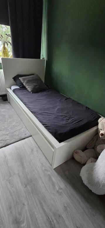 Bed 200x90cm met 2 lades