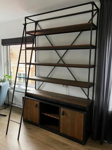 Industriële boekenkast beschikbaar voor biedingen