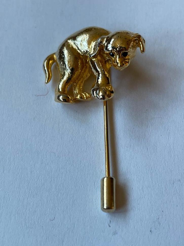 Steekspeld met puppy, verguld., Verzamelen, Speldjes, Pins en Buttons, Zo goed als nieuw, Speldje of Pin, Dier of Natuur, Ophalen