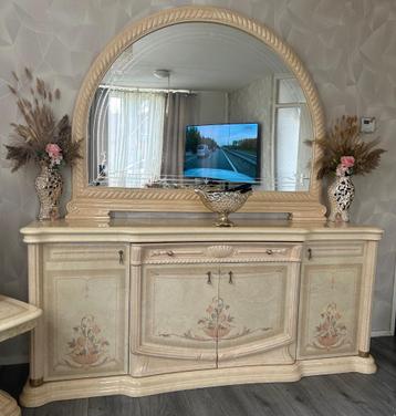 Italiaanse hoogglans Dressoir  beschikbaar voor biedingen