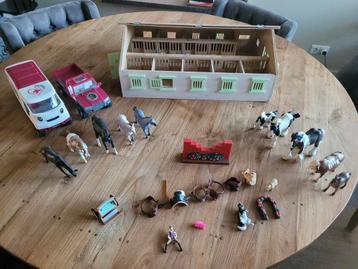 paarden speelgoed met boerderij en 2 auto's  beschikbaar voor biedingen
