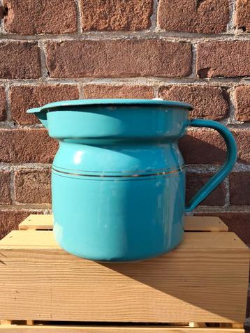 Mintgroene melkkoker met bies. beschikbaar voor biedingen