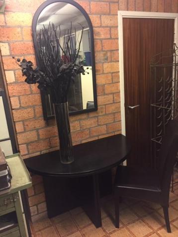 side table met diverse accessoires beschikbaar voor biedingen