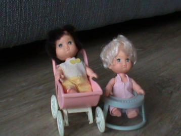 2 popjes, een wandelwagen en een loopstoel beschikbaar voor biedingen