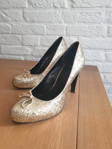 Noë leren pumps. Goud glitter. Maat 39.
Gratis. beschikbaar voor biedingen