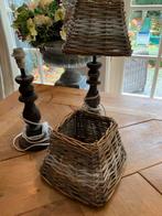 2 landelijke houten lampenpoten met rieten kapjes, Ophalen, Wit, Landelijk, Zo goed als nieuw