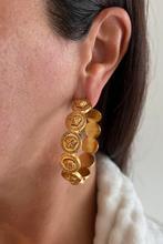 versace  oorbellen medusa, Ophalen of Verzenden, Goud, Overige materialen
