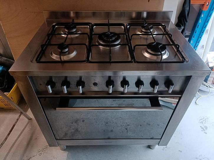 Indesit KP9F91S(X)/NL Gasfornuis - Gebruikt, Witgoed en Apparatuur, Fornuizen, Gebruikt, Vrijstaand, Gas, 5 kookzones of meer