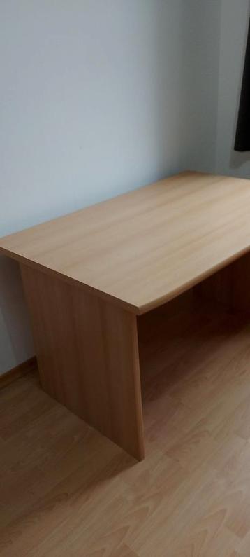 Stevig bureau - beukenkleur - veel werkplek beschikbaar voor biedingen