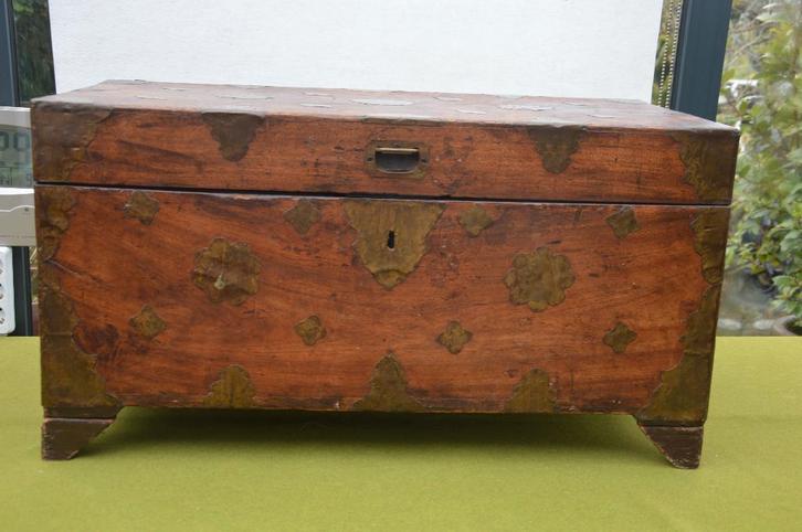 Antieke houten Oosterse kist met decoratieve koper beslag, Huis en Inrichting, Woonaccessoires | Kisten, Gebruikt, Minder dan 50 cm
