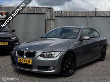 BMW 3-serie Coupé 320i High Executive -NAVI-CARPLAY- *NWE K beschikbaar voor biedingen