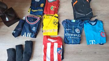 Diverse voetbal shirts (maat 140) + Trainingspak  beschikbaar voor biedingen