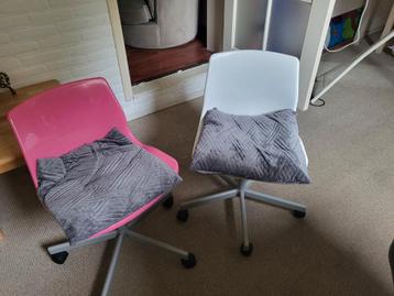 Twee bureaustoelen met kussens beschikbaar voor biedingen