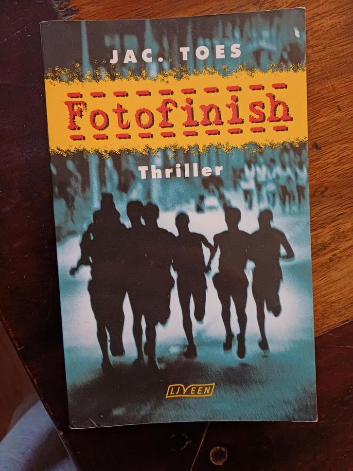Fotofinish - Jac. Toes Thriller, Boeken, Thrillers, Zo goed als nieuw, Nederland, Ophalen of Verzenden