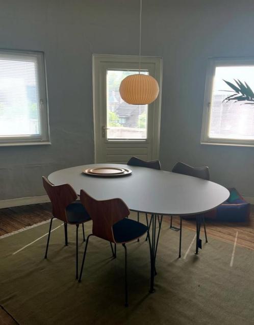 Fritz Hansen Set B613 met 4x bijpassende Grand prix stoelen, Huis en Inrichting, Complete eetkamers, Zo goed als nieuw, 4 tot 6 stoelen