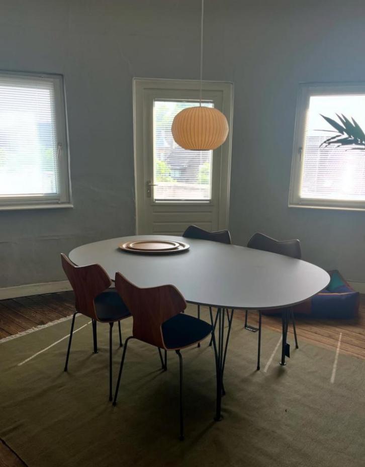 Fritz Hansen Set B613 met 4x bijpassende Grand prix stoelen, Huis en Inrichting, Complete eetkamers, Zo goed als nieuw, 4 tot 6 stoelen