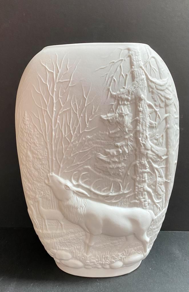 Vintage Bisque ‘Elk’ vaas met Elandenhert, Huis en Inrichting, Woonaccessoires | Vazen, Gebruikt, Wit, Minder dan 50 cm, Aardewerk of Porselein