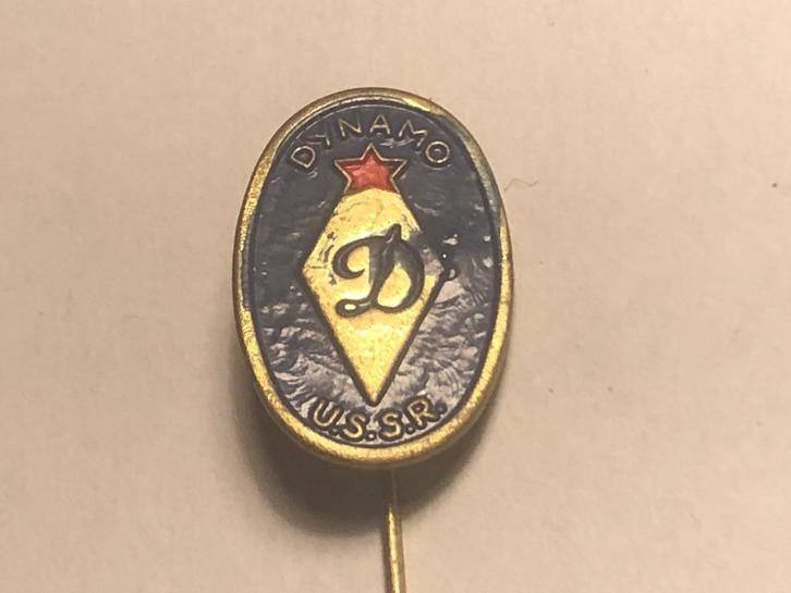 Metalen DYNAMA U.S.S.R. VOETBALCLUB Speld (Blauw/Rood)., Verzamelen, Speldjes, Pins en Buttons, Zo goed als nieuw, Speldje of Pin