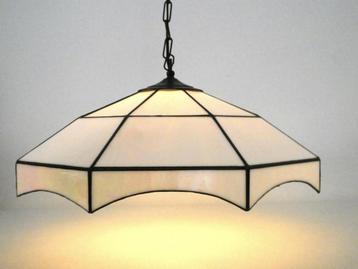 Grote hanglamp in tiffany stijl met parelmoerglas lamp beschikbaar voor biedingen