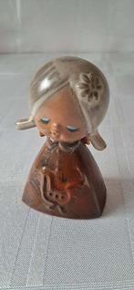 Vintage Scandinavisch geglazuurd beeld meisje bel met strik, Antiek en Kunst, Antiek | Keramiek en Aardewerk, Ophalen of Verzenden